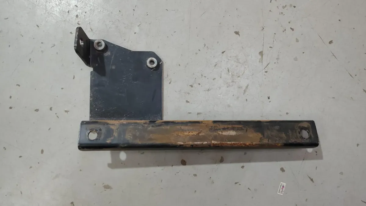 Suporte Bomba Arla Volvo Vm 22275300..