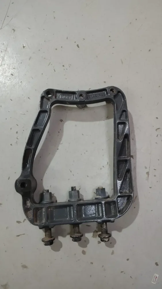 Suporte Dianteiro Bomba Do Arla Volvo Vm - 21451933